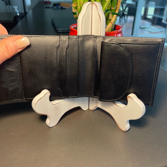 Excellent condition Burberry unisex Bifold Wallet. - Picture 4 of 11